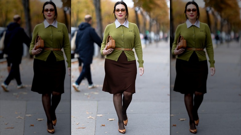 Une femme portant un pull chartreuse