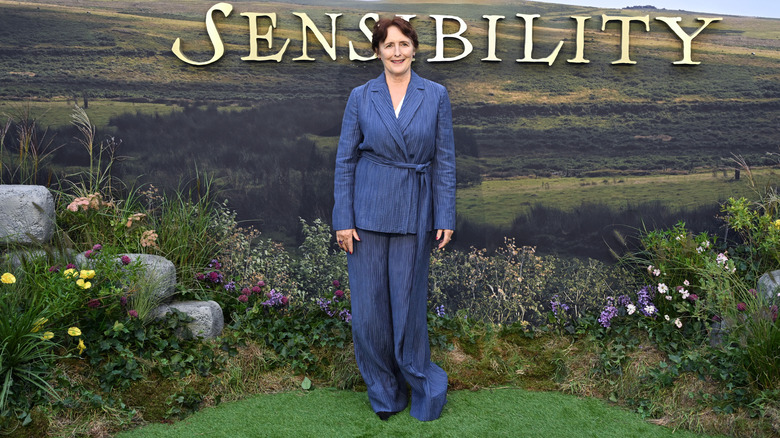 Fiona Shaw porte un costume bleu au 