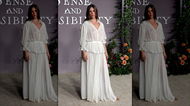 Scout Willis porte une robe blanche