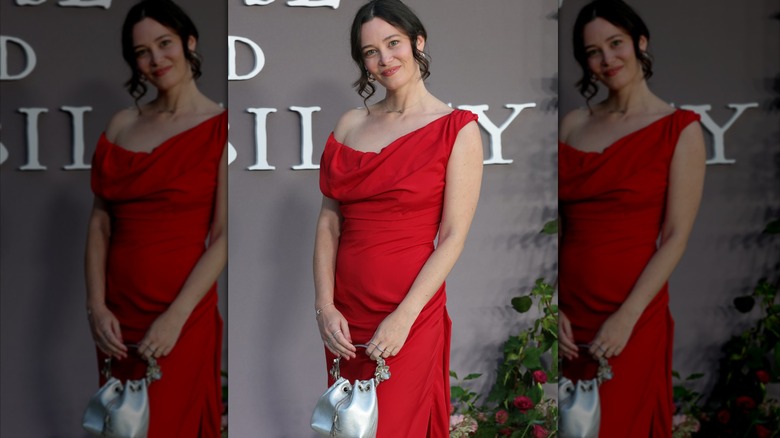Bethany Slater porte une robe rouge à la première de Sense and Sensibility