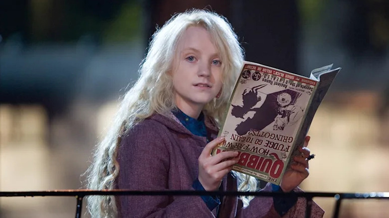 Luna Lovegood lisant un magazine à l'envers