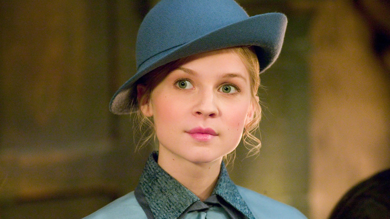 Fleur Delacour portant un chapeau et un manteau bleus
