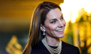 Rares sont les moments où Kate Middleton a abandonné ses boucles emblématiques et a adopté les cheveux raides