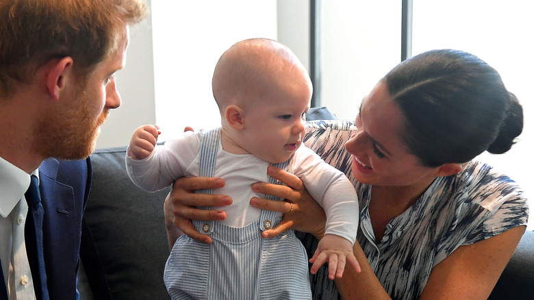 Le prince Harry, Meghan Markle et le prince Archie sourient ensemble