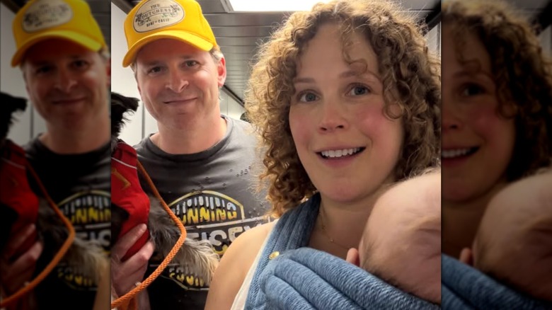Erin Krakow et son mari Ben Rosenbaum sont photographiés dans un aéroport alors qu'ils portent leur chien et leur nouveau-né