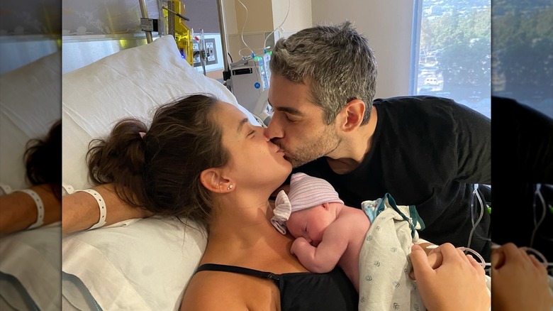 Alaia Baldwin avec son mari et sa fille nouveau-née Iris