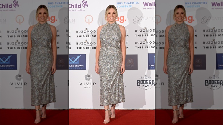 Joanne Froggatt porte une robe dos nu scintillante lors d'une collecte de fonds pour un événement de mode 2021