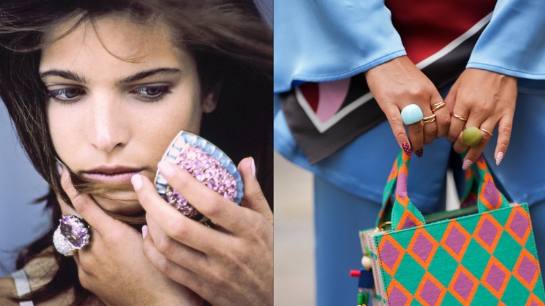 Le mannequin Stephanie Seymour porte une bague à cocktail et tient un miroir à gauche et une femme tenant un sac à main avec des bagues à cocktail à droite