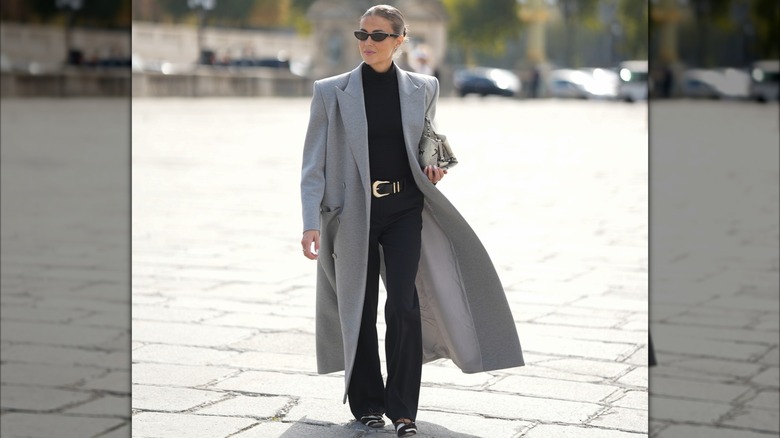 Une femme portant un sac structurel et des lunettes de soleil