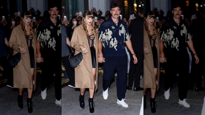 Taylor Swift porte un manteau couleur camel, une jupe en cuir noir et des bottes lors d'une sortie avec Travis Kelce