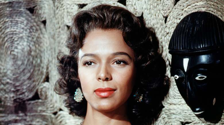 Dorothy Dandridge avec de grandes boucles