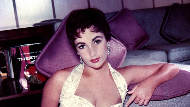 Elizabeth Taylor en robe blanche
