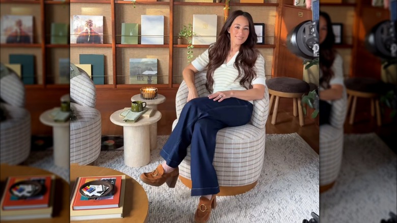 Joanna Gaines assise sur une chaise