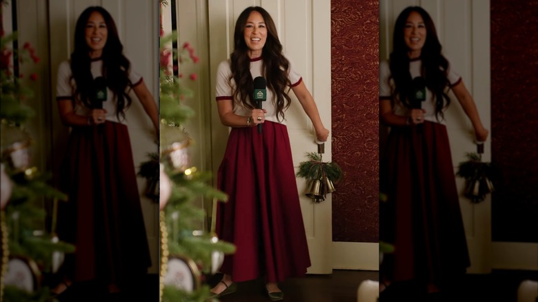 Joanna Gaines portant un t-shirt blanc et une jupe longue rouge