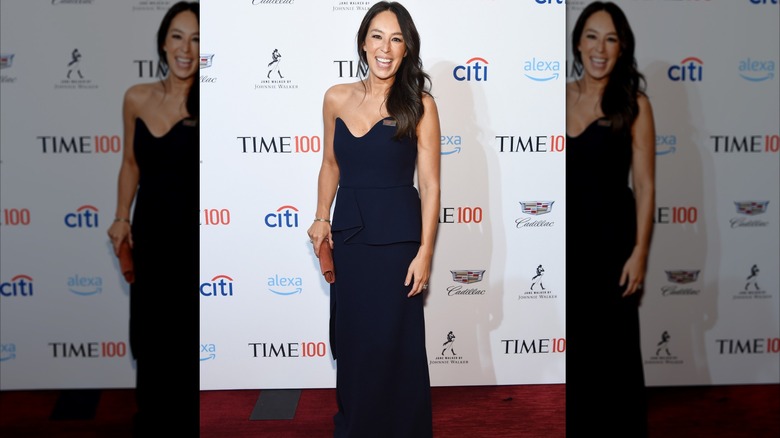 Joanna Gaines porte une robe bleu marine