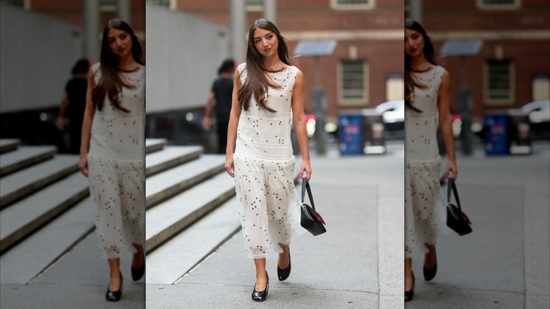 Une femme portant une robe blanche taille basse.