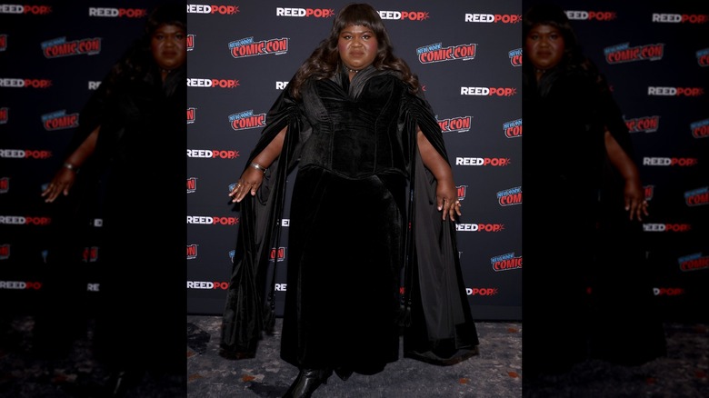 Gabourey Sidibé porte une robe en velours noir