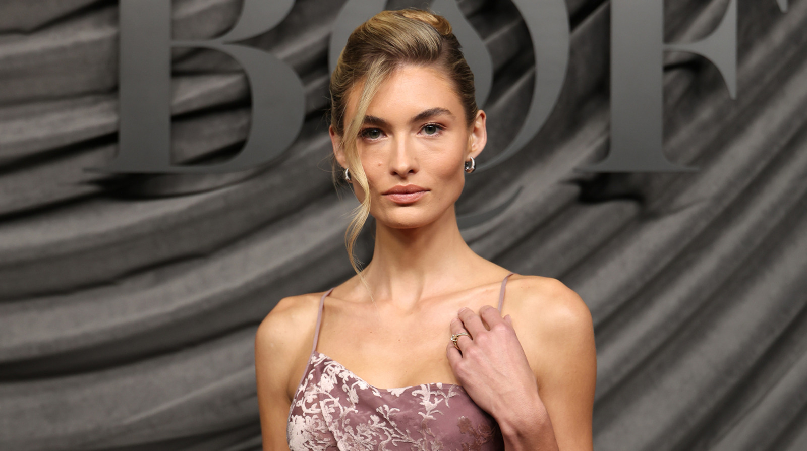 2016 contre. 2026 : photos côte à côte de la transformation du mannequin Victoria's Secret Grace Elizabeth