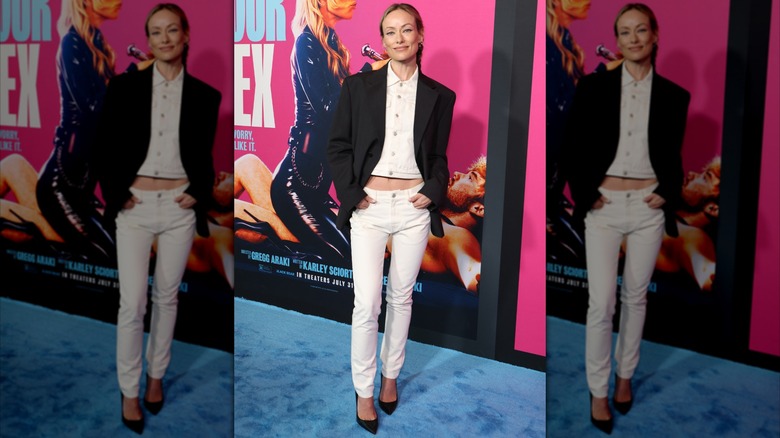 Olivia Wilde porte un jean skinny blanc et un blazer noir au 