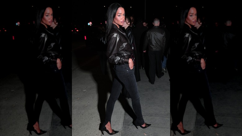 Laura Harrier portant un jean skinny et une veste en cuir lors de la Fashion Week de Milan en février 2026