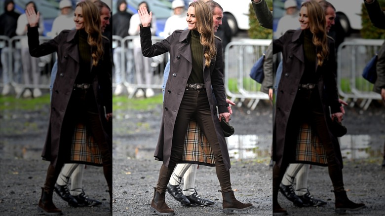 Kate Middleton portant un jean skinny marron et un manteau assorti à Rothesay, île de Bute, en Écosse, en septembre 2026