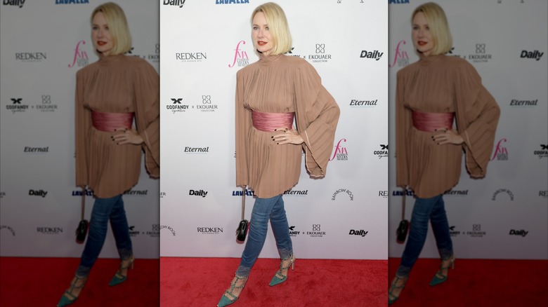 Naomi Watts portant une mini-robe sur un jean skinny aux Fashion Media Awards en septembre 2026