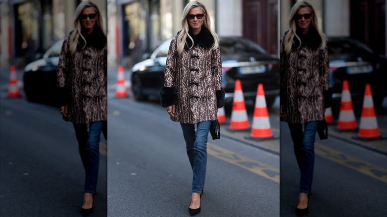 Nicky Hilton portant un jean skinny et une veste à imprimé cerf lors de la Fashion Week de Paris en octobre 2026