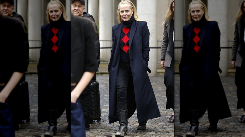 Gillian Anderson portant un jean skinny lors de la Fashion Week de Paris en mars 2026