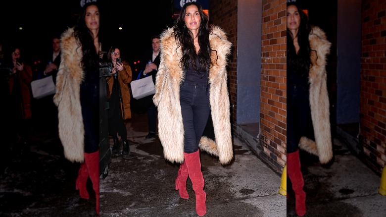 Padma Lakshmi portant un jean skinny, des bottes rouges et un manteau de fourrure à New York en février 2026
