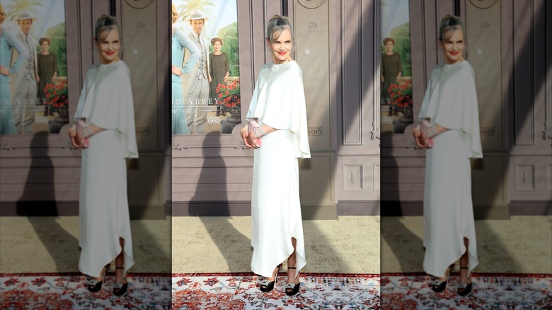Elizabeth McGovern photographiée portant une robe blanche de style cape pour le ﻿