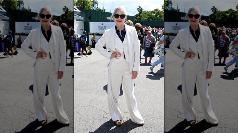 Elizabeth McGovern photographiée en 2023 portant un costume blanc et des lunettes de soleil