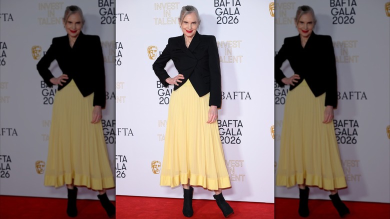 Elizabeth McGovern photographiée en 2026 portant une robe jaune pastel et un blazer noir