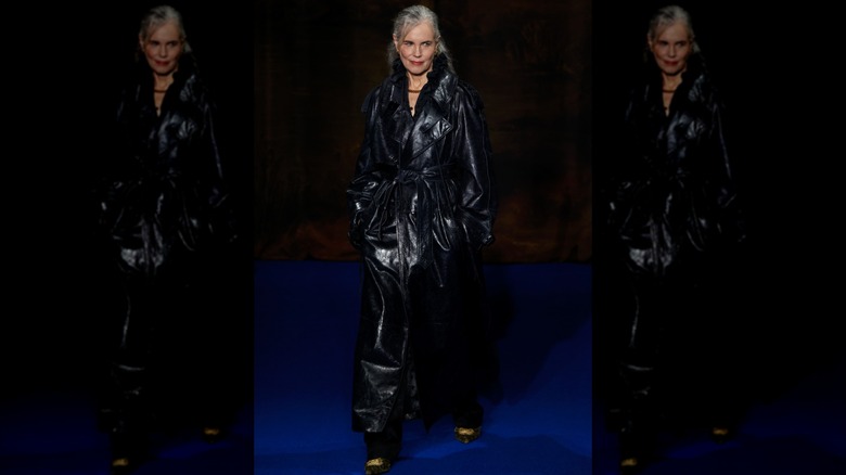 Elizabeth McGovern défile sur le défilé Burberry A/W 25 dans une tenue entièrement en cuir