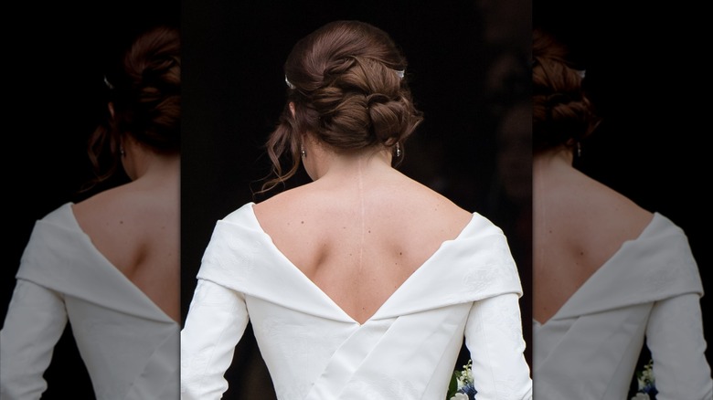 Le dos de la robe de mariée de la princesse Eugénie, laissant apparaître sa cicatrice de scoliose