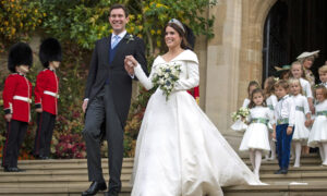 La robe de mariée dos nu de la princesse Eugénie signifiait plus pour elle que nous ne le pensions