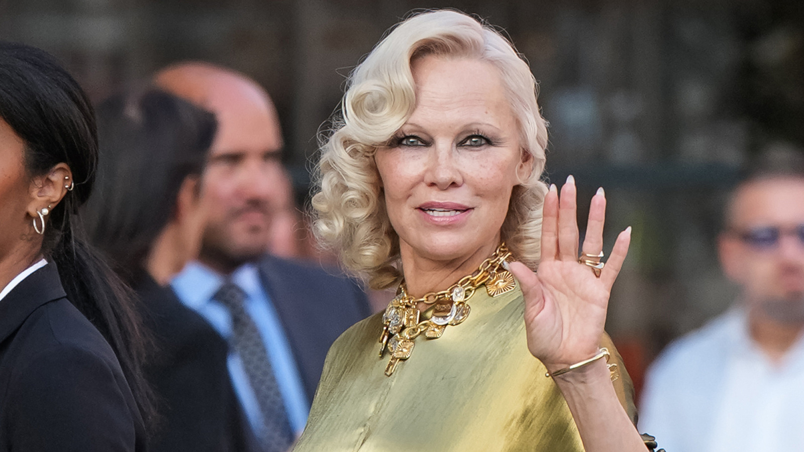 Pamela Anderson a combiné 2 looks d'ongles tendance avec cette manucure chic