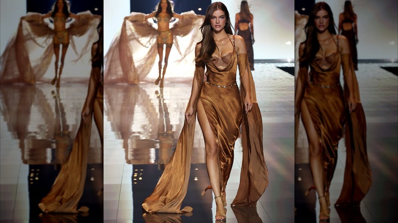Barbara Palvin défile pour le défilé de mode Victoria's Secret 2025 à New York en octobre 2025
