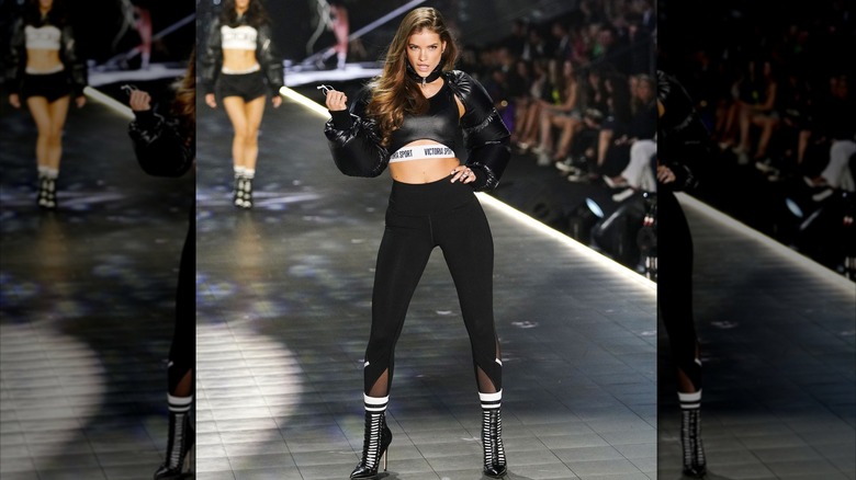Barbara Palvin défile lors du défilé de mode Victoria's Secret 2018 à New York en novembre 2018.