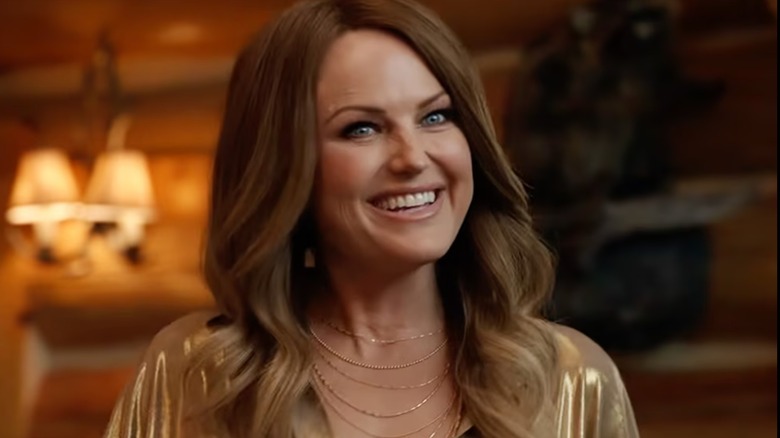 L'acteur Malin Akerman porte une perruque brune lors d'une scène de The Hunting Wives de Netflix.