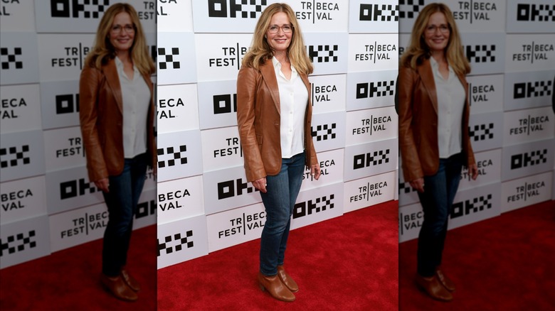 Elizabeth Shue porte un jean avec un haut blanc et une veste marron avec des chaussures assorties à la Good Half Premierre