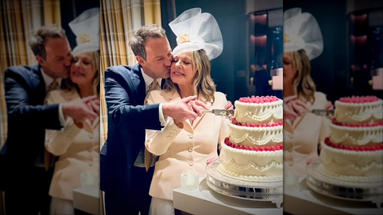 Russell Thomas embrasse Kim Cattrall qui porte un fascinateur en filet blanc et une veste blanche