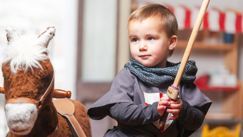 Un enfant jouant avec une épée-jouet