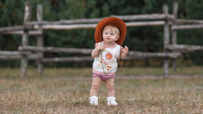 Une petite fille dans un chapeau de cow-girl