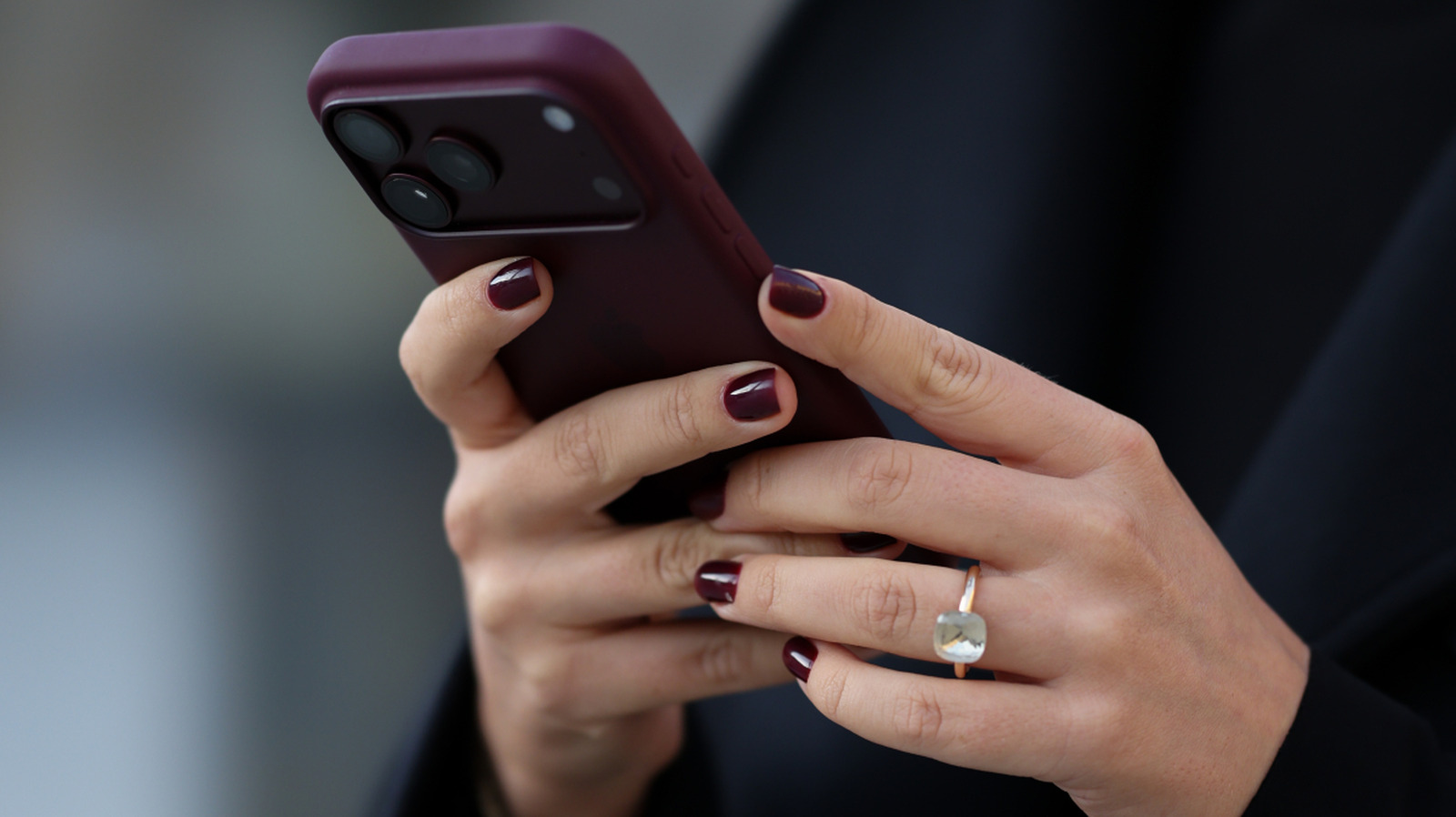 La tendance Moody Nail, parfaite pour les personnes qui n'aiment pas le look manucure minimaliste