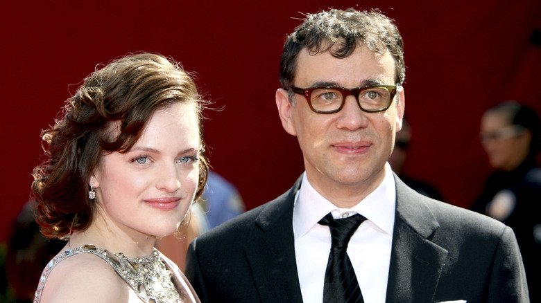 Elisabeth Moss et Fred Armisen regardent tout en étant photographiés ensemble lors d'un événement sur le tapis rouge