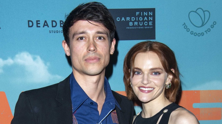 Jack Thompson-Roylance et Madeline Brewer sont photographiés lors d'un événement sur le tapis rouge