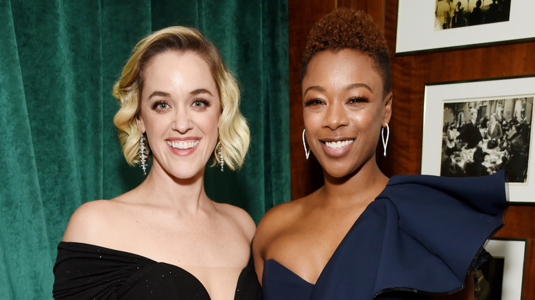 Lauren Morelli et Samira Wiley sourient en portant des robes formelles lors d'un événement sur le tapis rouge