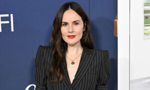 La star de Downton Abbey, Michelle Dockery, est méconnaissable sans cheveux noirs