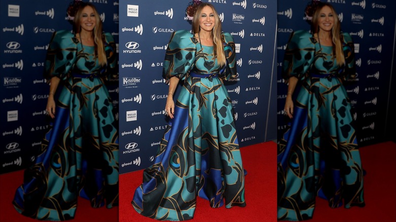 Sarah Jessica Parker portant une robe bouffante et structurée aux GLAAD Media Awards 2019