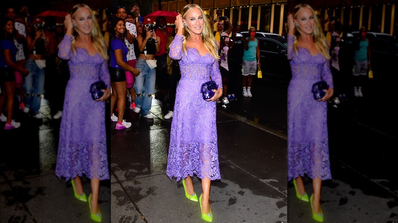 Sarah Jessica Parker portant une robe en dentelle violette aux Daily Front Row Fashion Media Awards 2023
